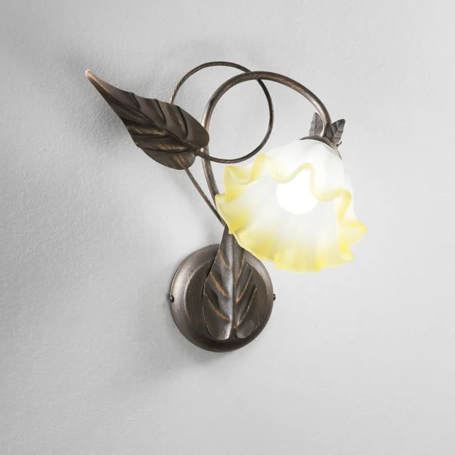 Applique 35x22,5 cm in metallo con decorazione foglie e diffusore in vetro