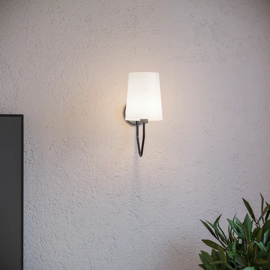 Applique da parete 28x31,5 cm in metallo nero con paralume bianco