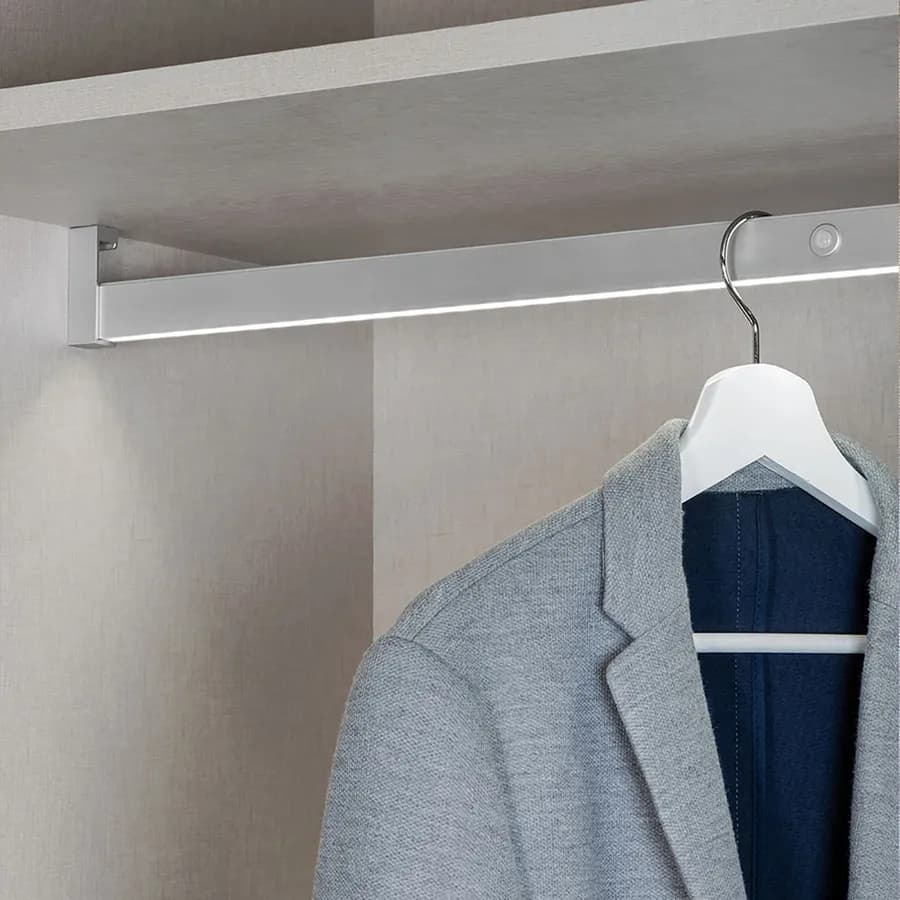 Barra appendiabiti per armadio con luce led 41-56 cm in alluminio grigio metallizzato - Clever