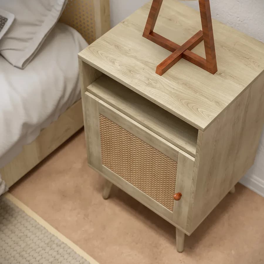 Comodino 39x71h cm in legno naturale con anta in rattan e un vano a giorno - Boheme
