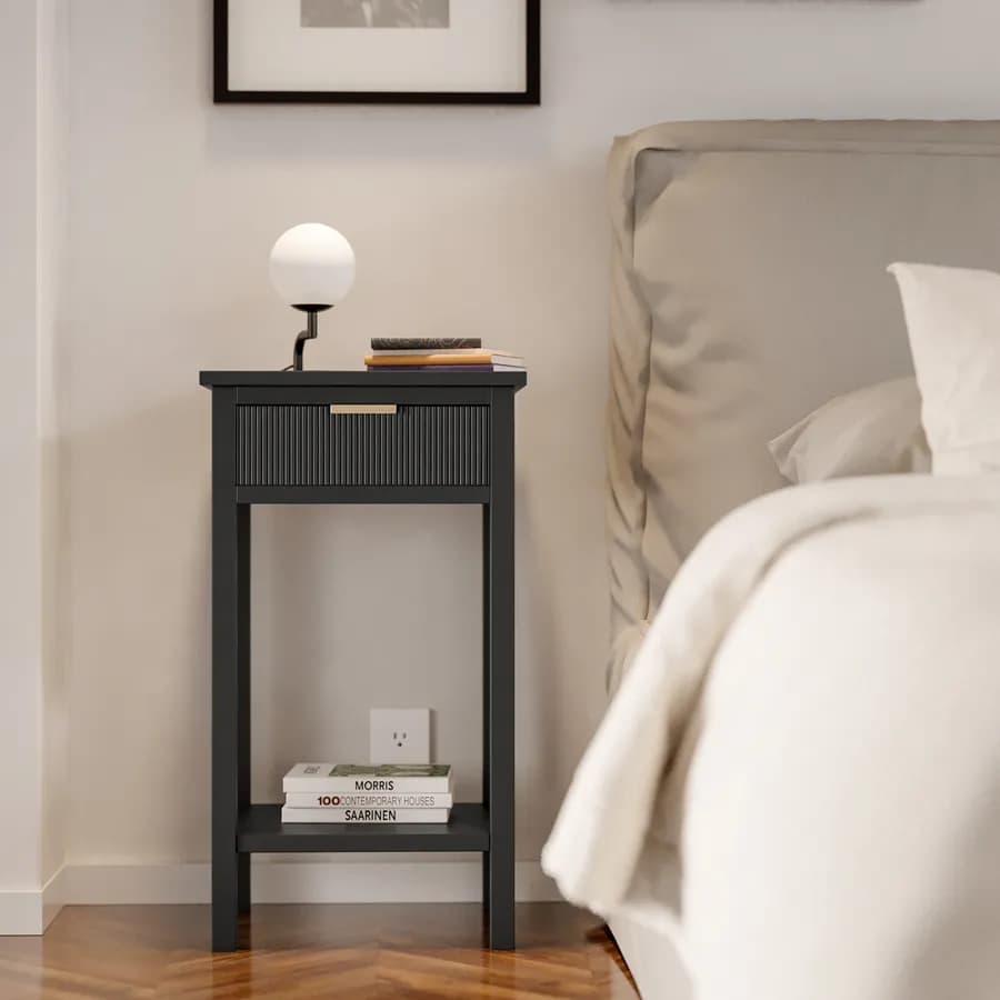 Comodino 40x71h cm con 1 cassetto in legno di pino nero cannettato con maniglia oro - Posh