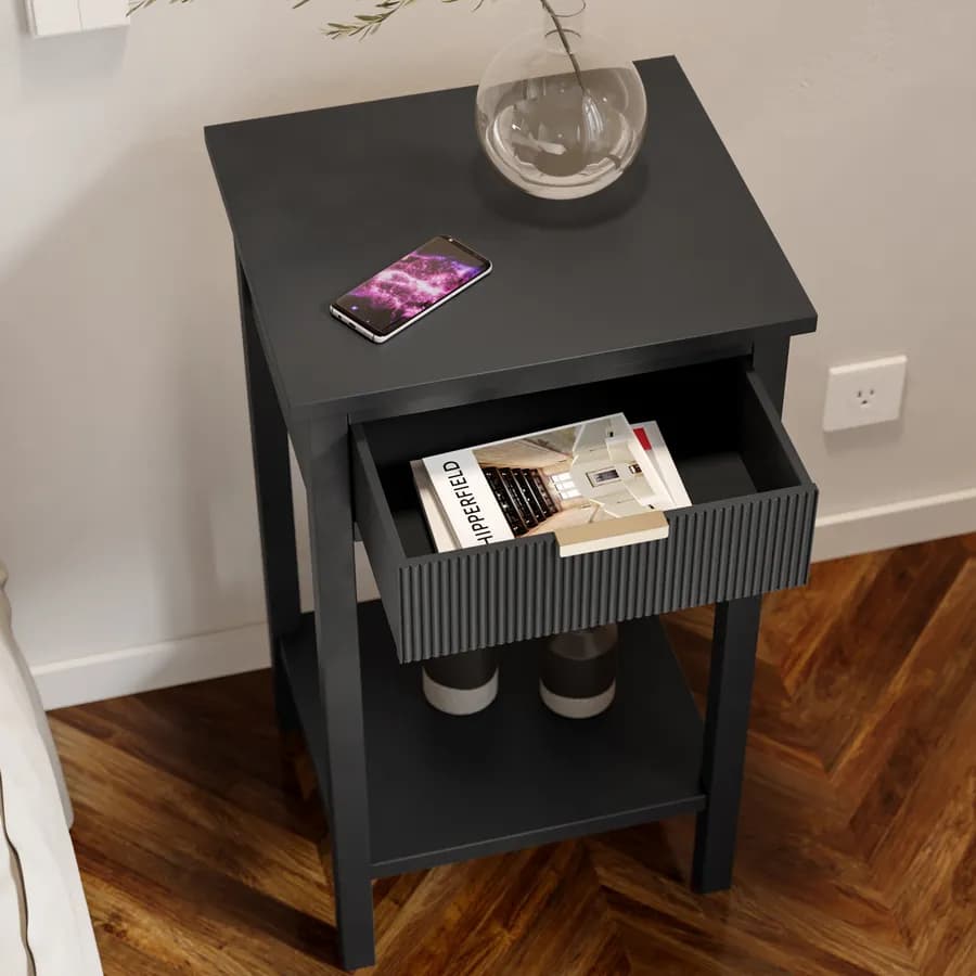 Comodino 40x71h cm con 1 cassetto in legno di pino nero cannettato con maniglia oro - Posh