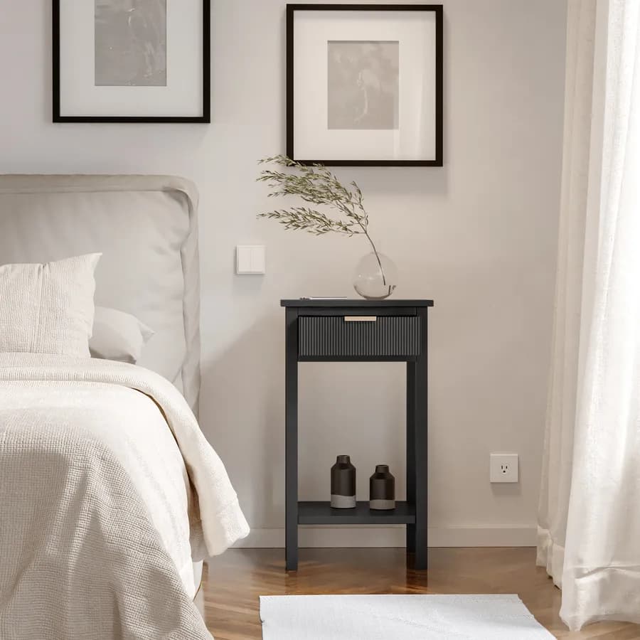 Comodino 40x71h cm con 1 cassetto in legno di pino nero cannettato con maniglia oro - Posh