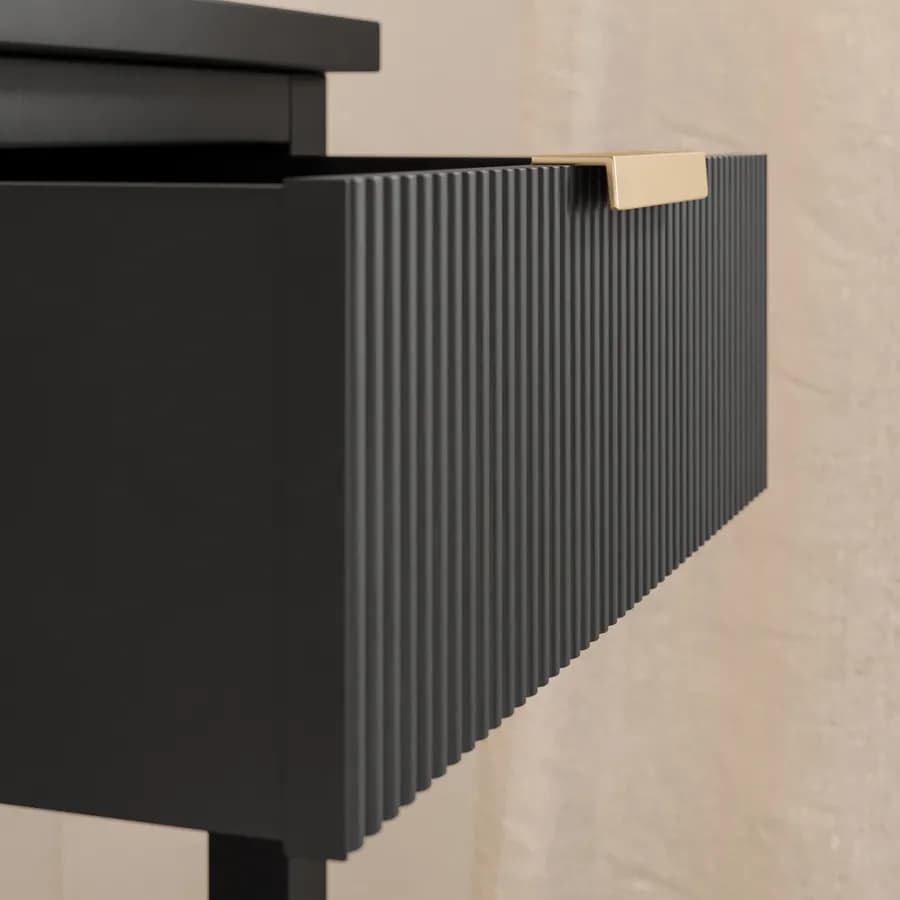 Comodino 40x71h cm con 1 cassetto in legno di pino nero cannettato con maniglia oro - Posh