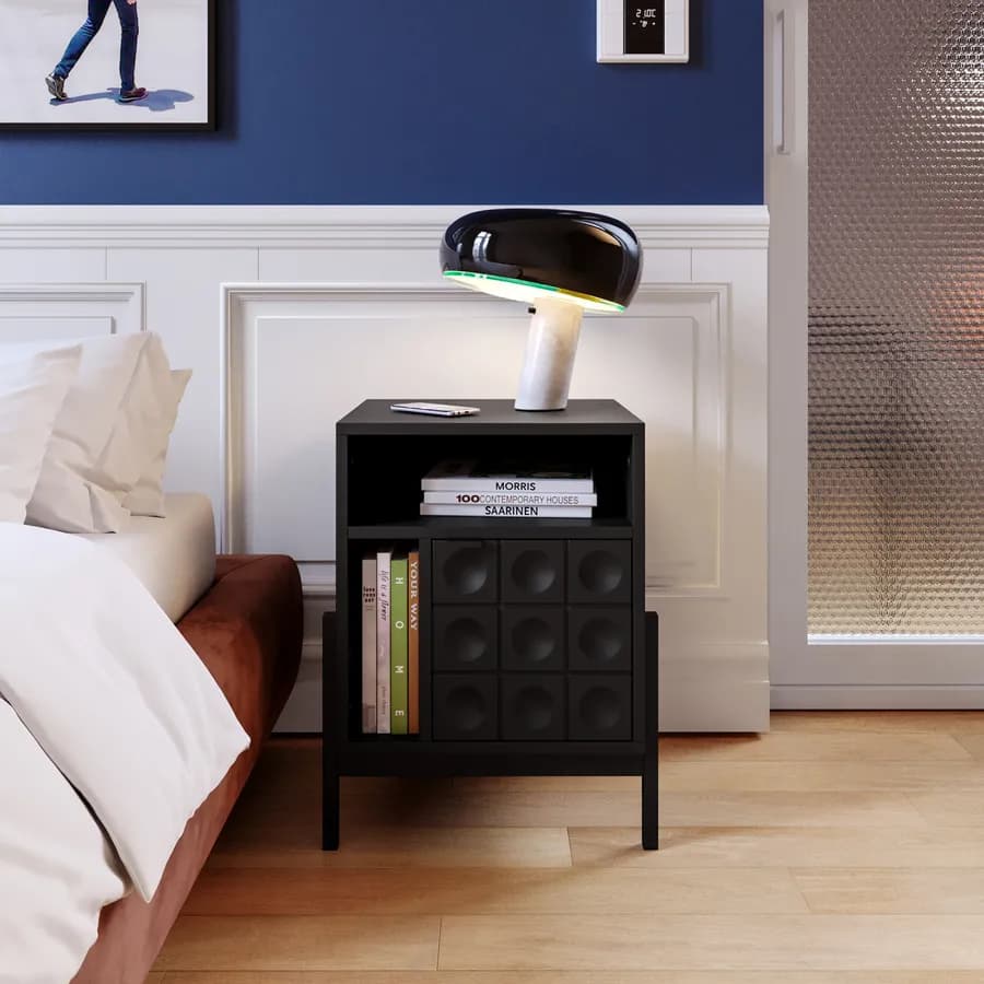 Comodino 48x40 cm nero con piedi in metallo e 1 anta decorata soft close - Miara