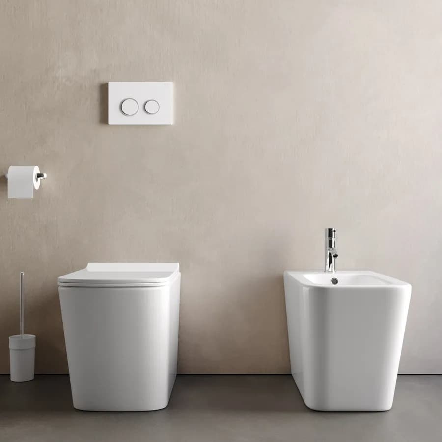 Coppia sanitari filomuro in ceramica con sedile Soft-Close - Tidix