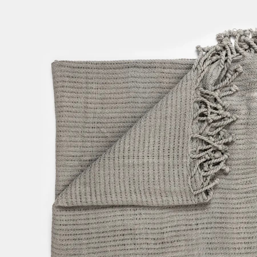 Copriletto 130x170 cm in cotone grigio con frange - Bea