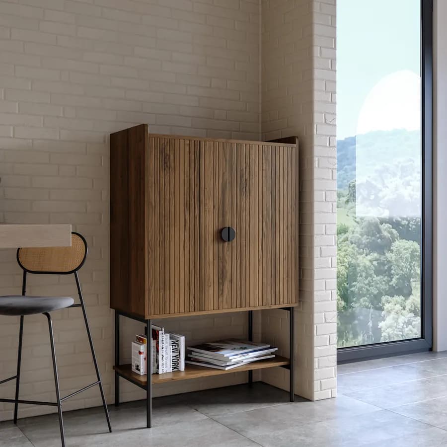 Credenza 79x127h cm con 2 ante soft close noce cannettato e portabicchieri con gambe in metallo nero - Ozma