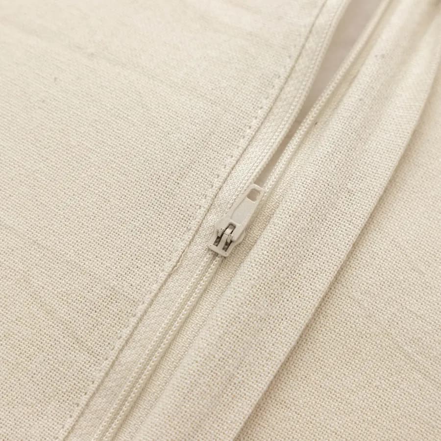 Cuscino sfoderabile 45x45 in tessuto beige con disegno geometrico microteddy sabbia