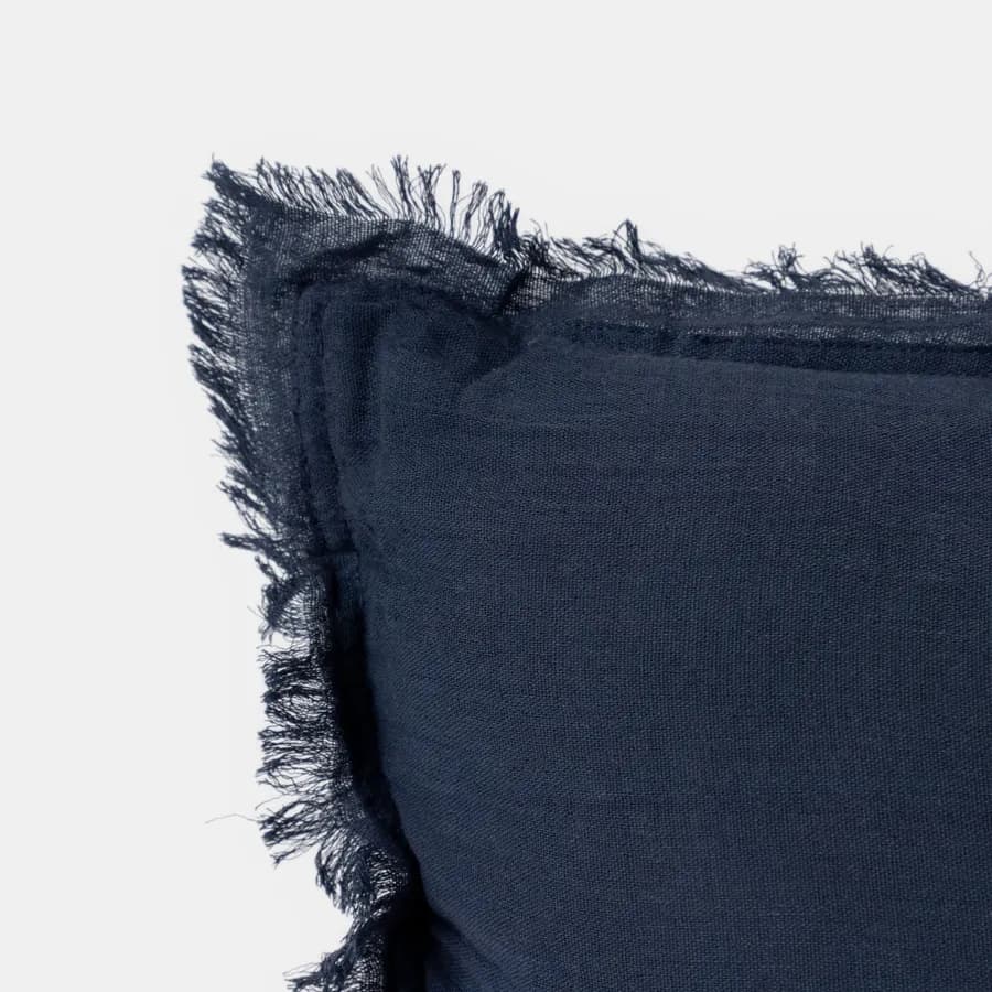 Cuscino sfoderabile 45x45 blu in cotone mussolina con frange