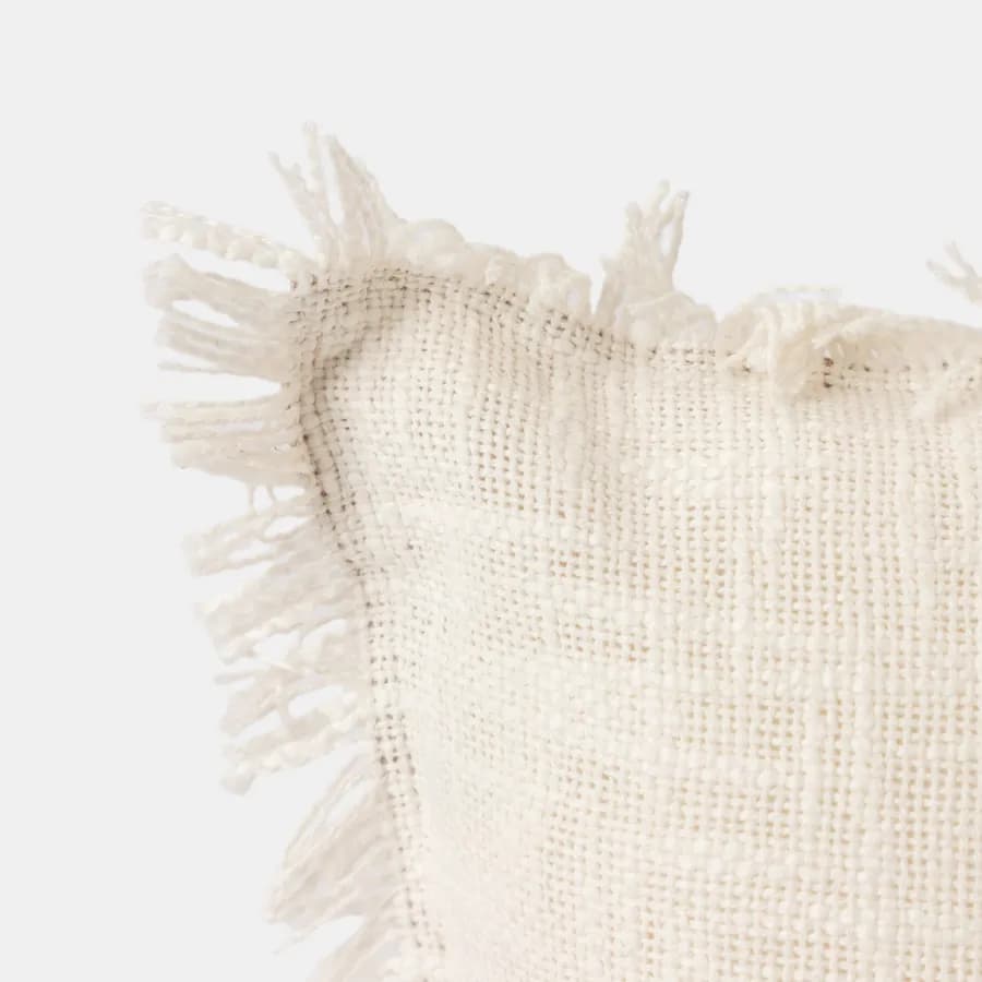 Cuscino sfoderabile 45x45 panna in bouclé con frange