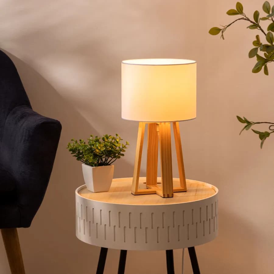 Lampada da tavolo 35h cm in pino naturale e paralume in cotone bianco - Abigail