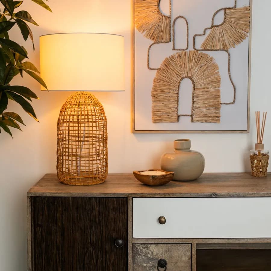 Lampada da tavolo 55h cm in rattan naturale e paralume bianco