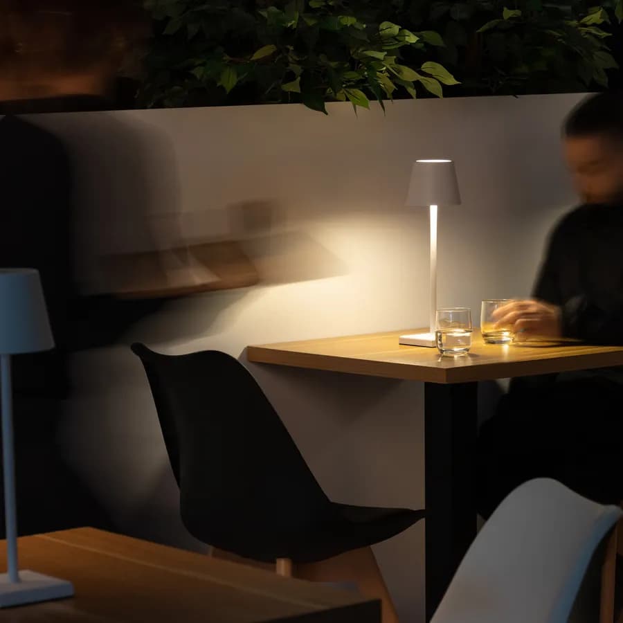 Lampada da tavolo portatile a LED 11x38h cm in alluminio bianco - Mojito