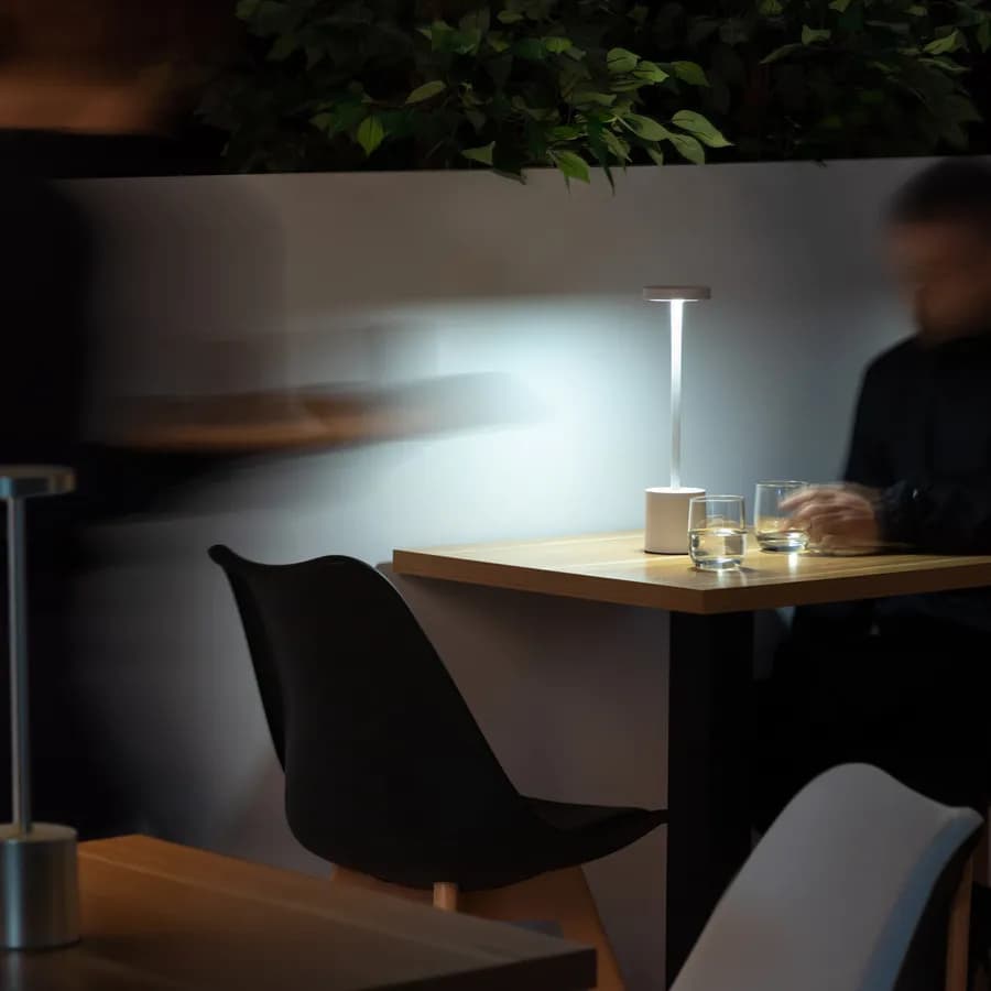 Lampada da tavolo portatile a LED 11x38h cm in alluminio bianco - Spritz