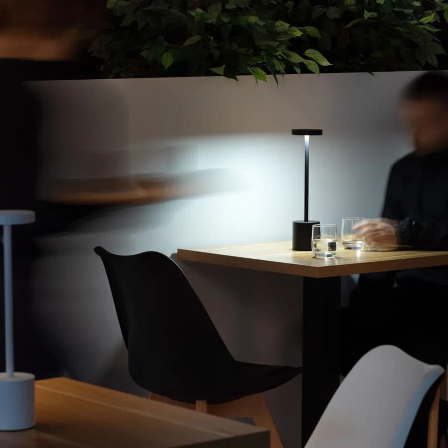 Lampada da tavolo portatile a LED 11x38h cm in alluminio nero - Spritz