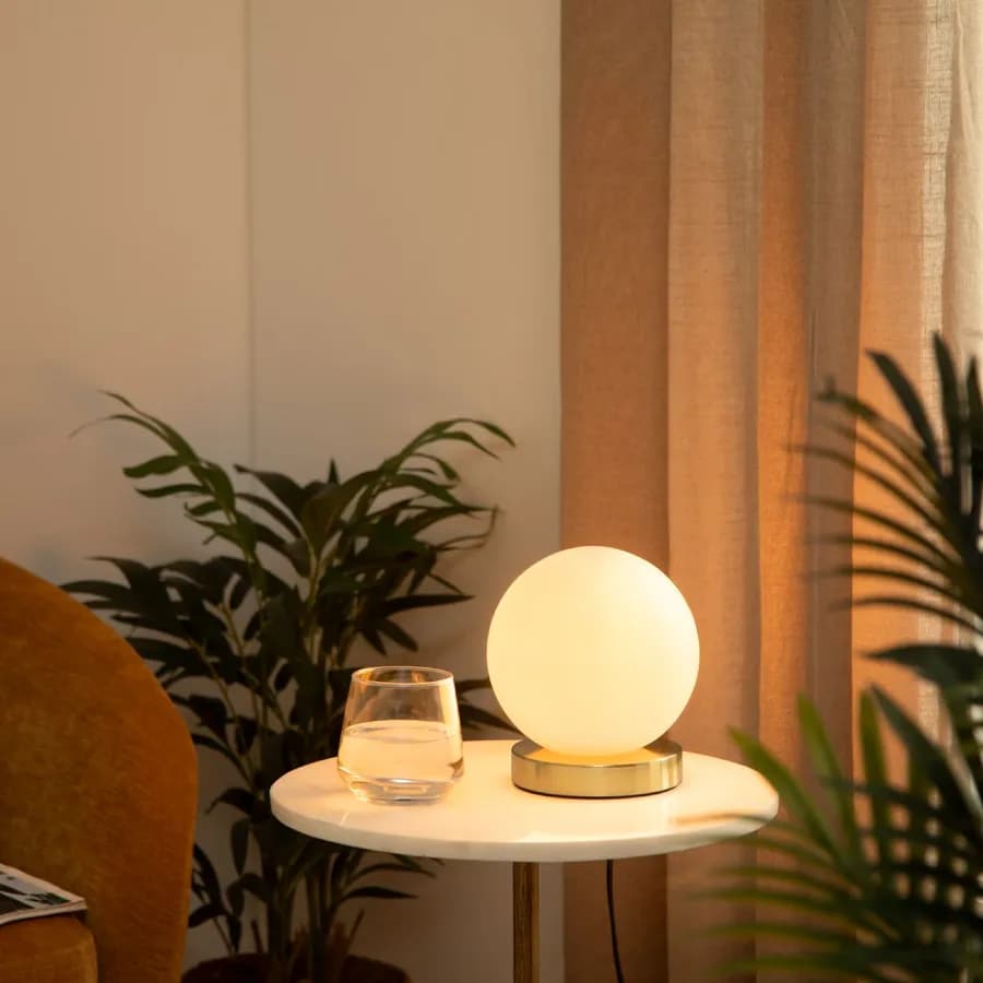 Lampada d'appoggio a sfera in vetro bianco e metallo oro - Failith