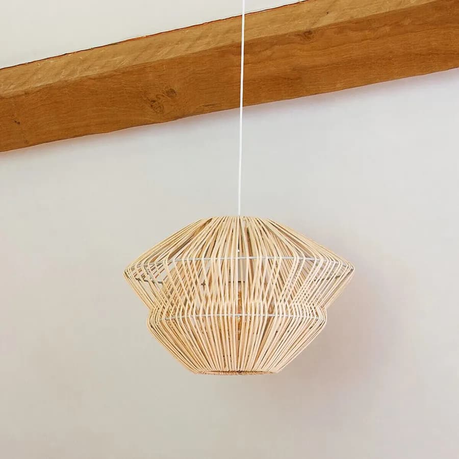 Lampada sospesa a diamante 44 cm intrecciata in rattan naturale