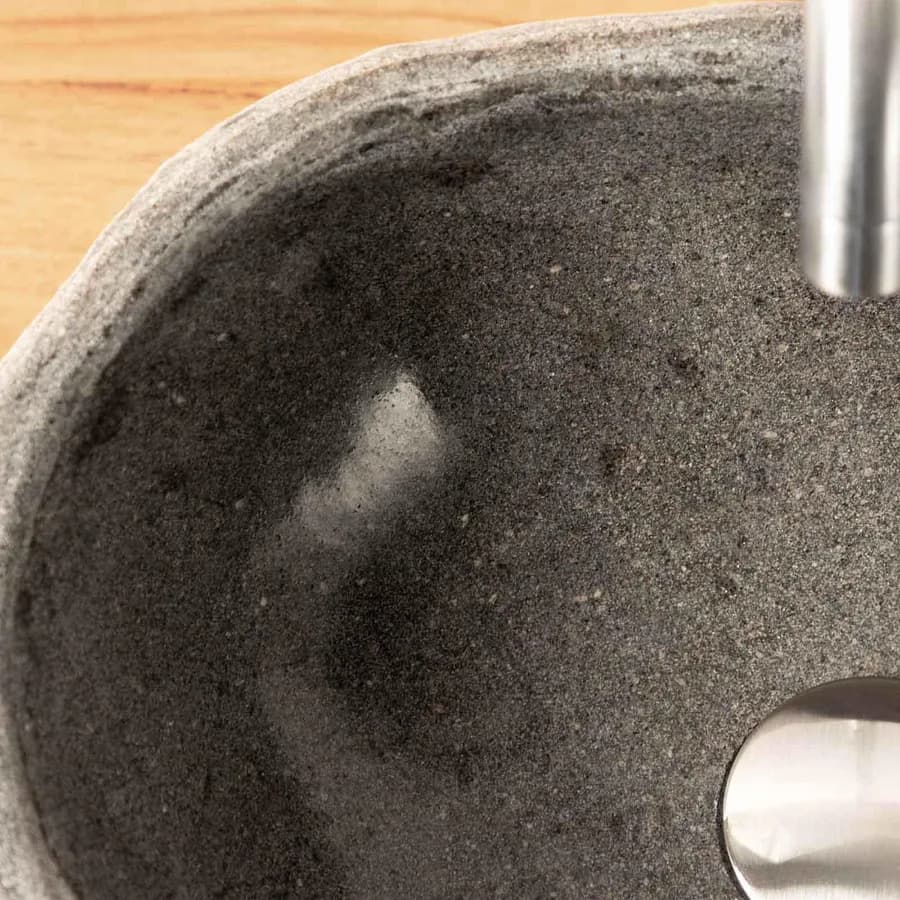 Lavabo da appoggio 53x48 cm lavorazione artigianale in pietra naturale di fiume antracite - Artizan
