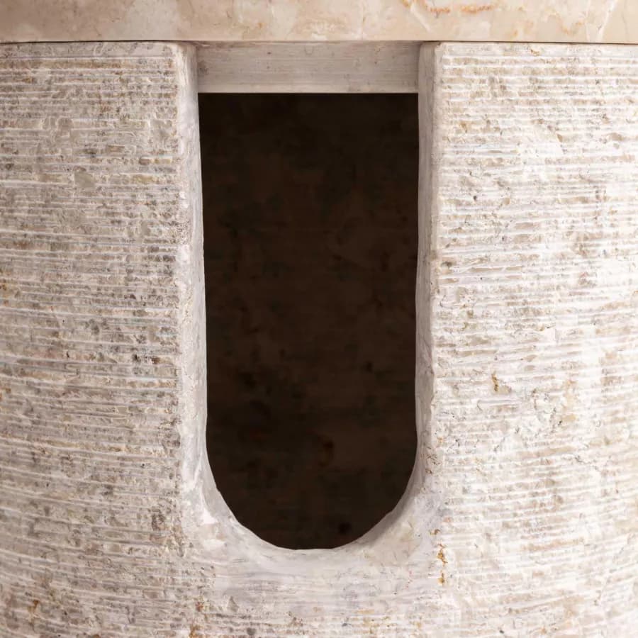 Lavabo freestanding 90h cm in marmo bocciardato crema e bianco - Artizan