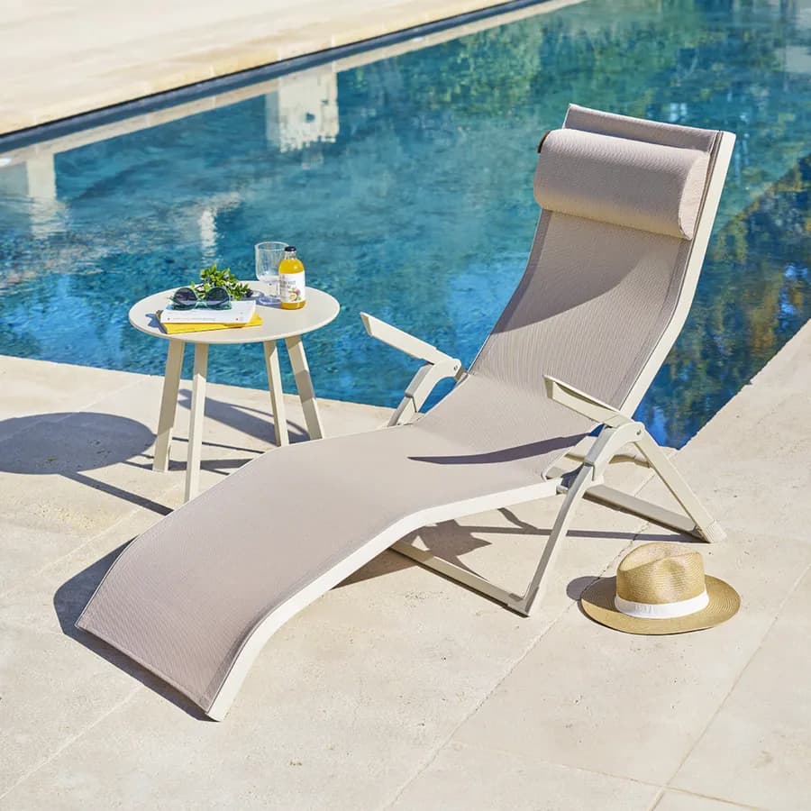 Lettino prendisole con cuscino poggiatesta e braccioli in alluminio crema e textilene beige - Graciosa