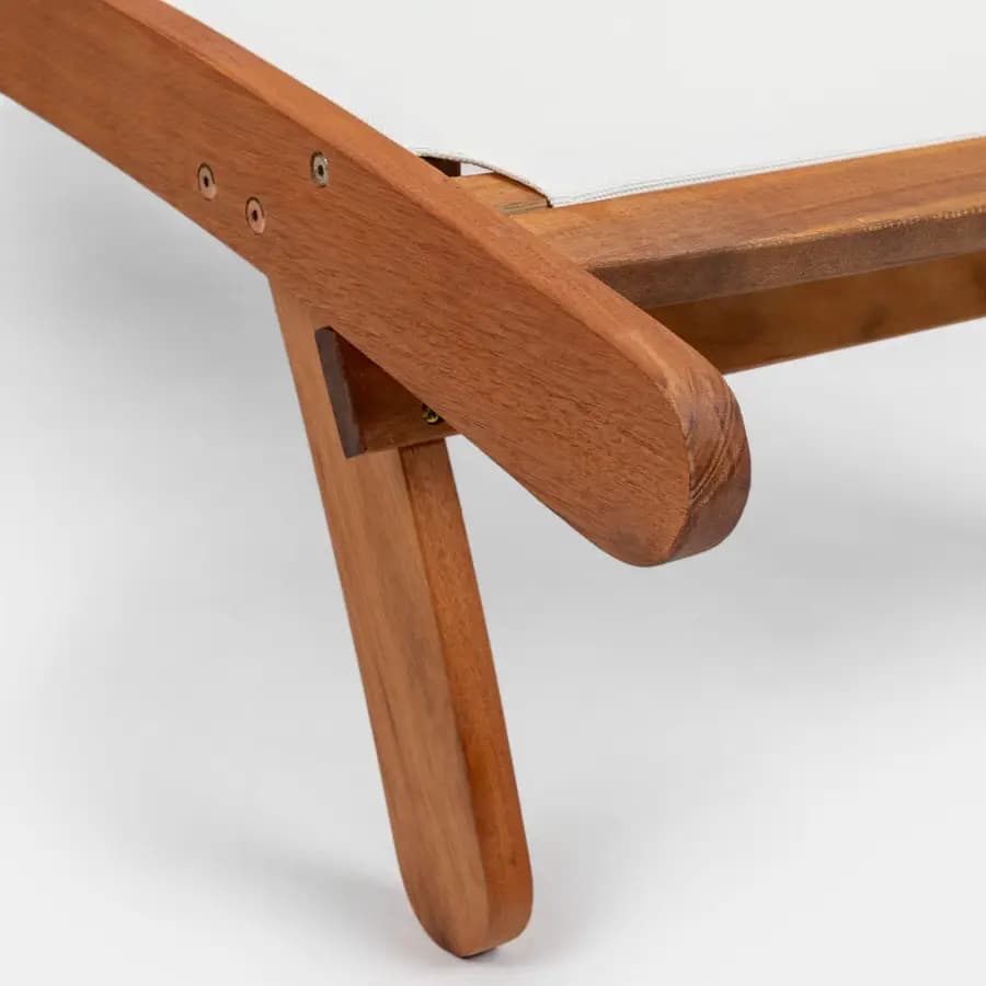 Lettino prendisole con ruote e vassoio in legno di acacia e textilene ecrù - Paja