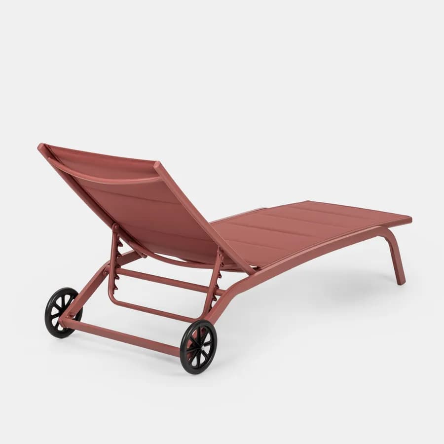 Lettino reclinabile con ruote in acciaio e textilene imbottito terracotta - Zanzibar