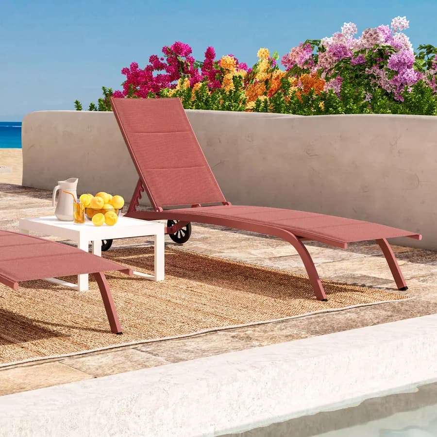 Lettino reclinabile con ruote in acciaio e textilene imbottito terracotta - Zanzibar