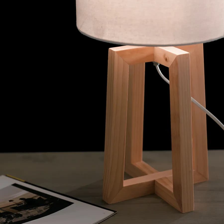 Lampada da appoggio 47 h cm in legno naturale e paralume in tessuto