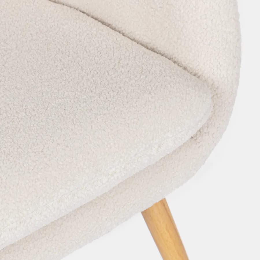 Poltrona in tessuto teddy bianco con gambe in legno - Yisa