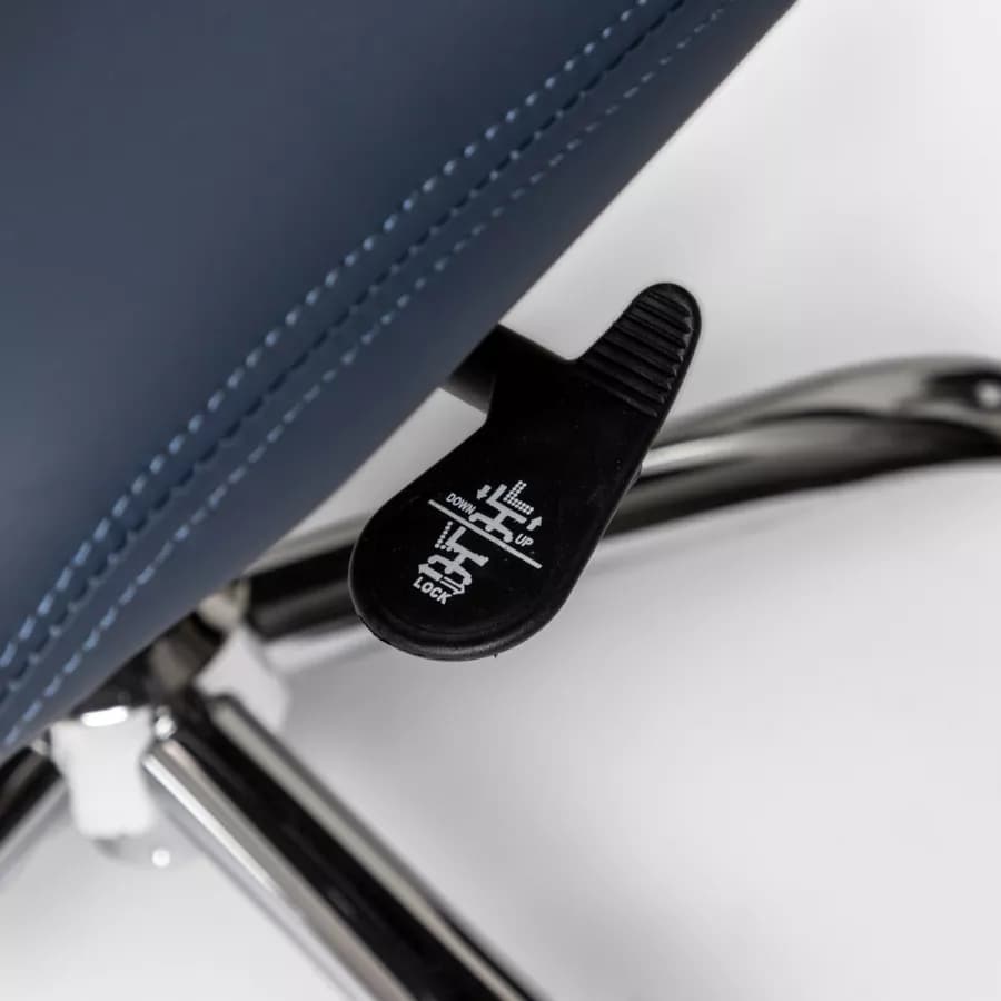 Poltrona da ufficio girevole in similpelle blu con struttura cromo - Supra