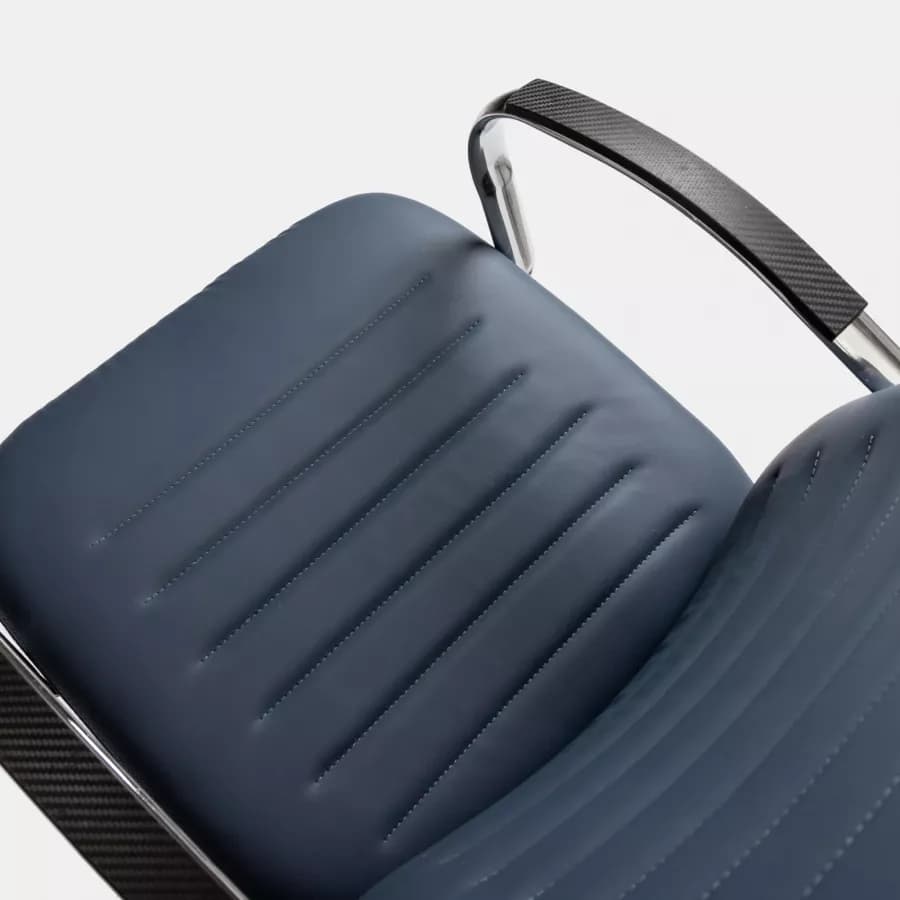 Poltrona da ufficio girevole in similpelle blu con struttura cromo - Supra