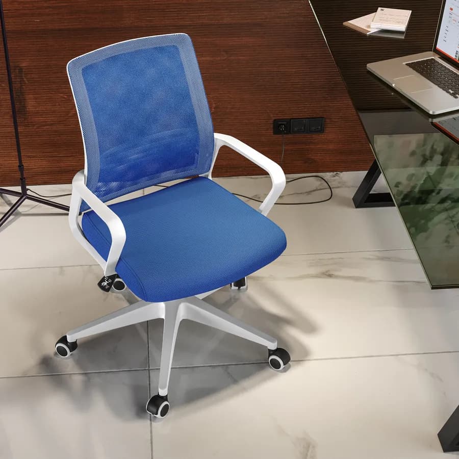 Poltrona da ufficio girevole in tessuto mesh blu con struttura in nylon bianco - Gotica