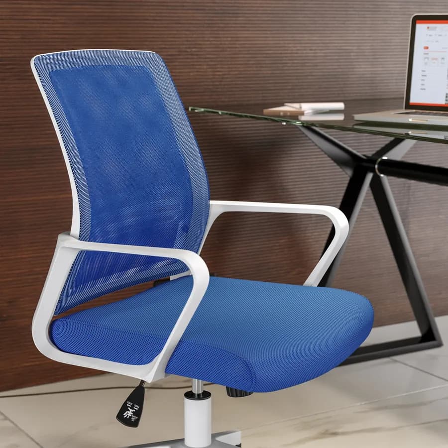 Poltrona da ufficio girevole in tessuto mesh blu con struttura in nylon bianco - Gotica