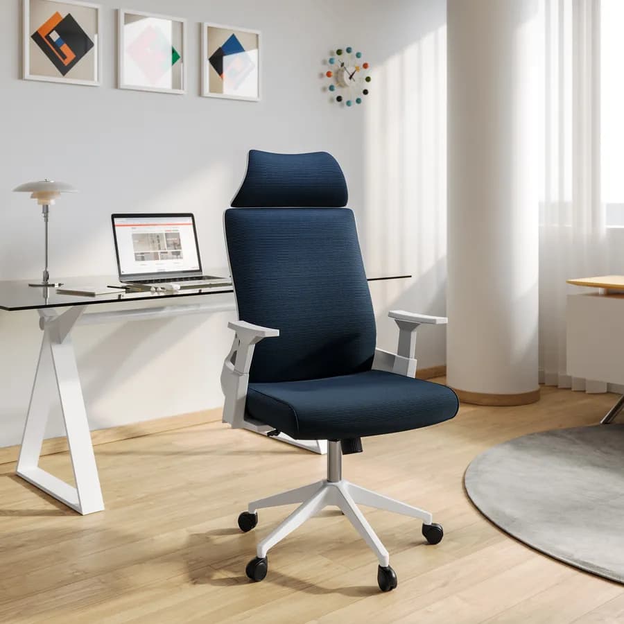 Poltrona da ufficio girevole in tessuto mesh blu con poggiatesta e braccioli bianchi - Solace
