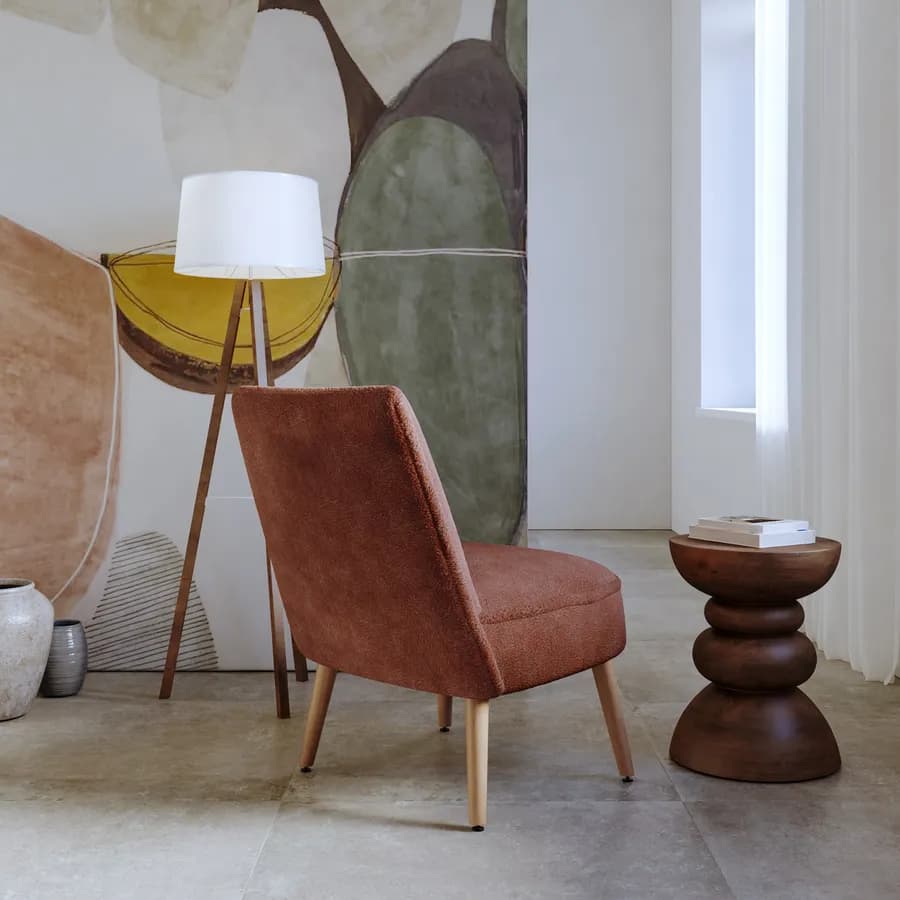 Poltrona in bouclé terracotta con gambe in legno - Dirla
