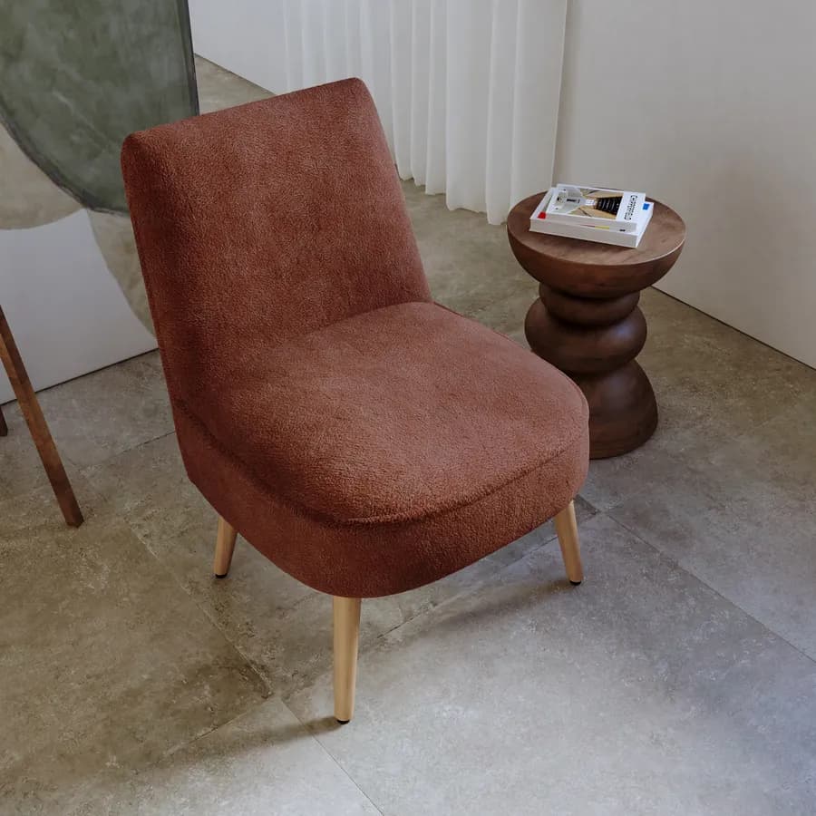 Poltrona in bouclé terracotta con gambe in legno - Dirla