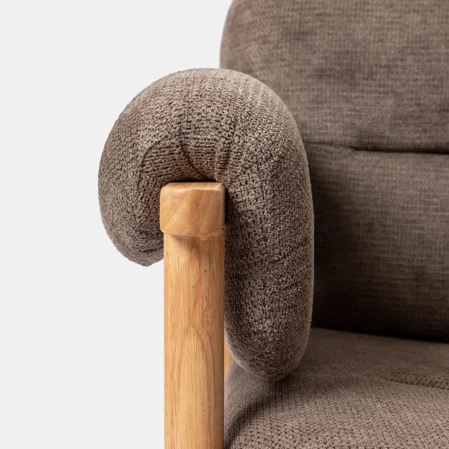 Poltrona in legno con rivestimento in tessuto effetto maglia cacao - Voteo