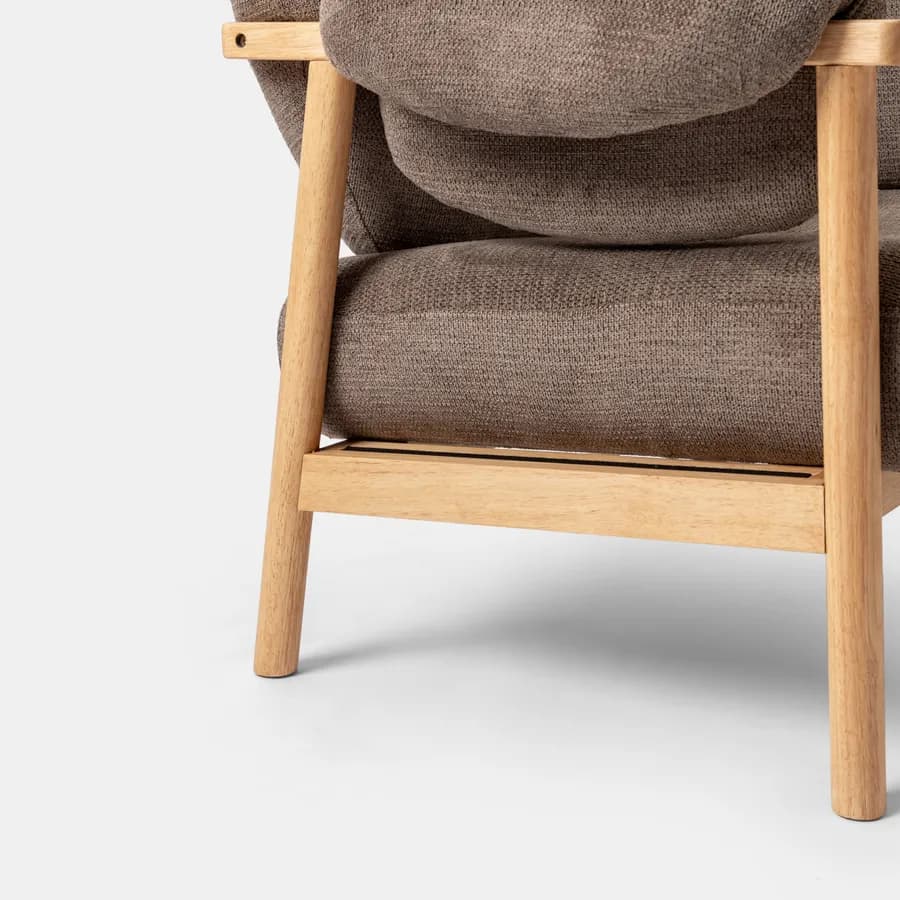 Poltrona in legno con rivestimento in tessuto effetto maglia cacao - Voteo
