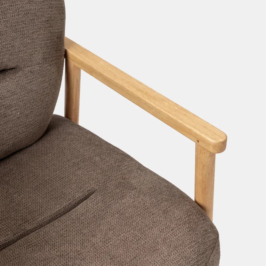 Poltrona in legno con rivestimento in tessuto effetto maglia cacao - Voteo