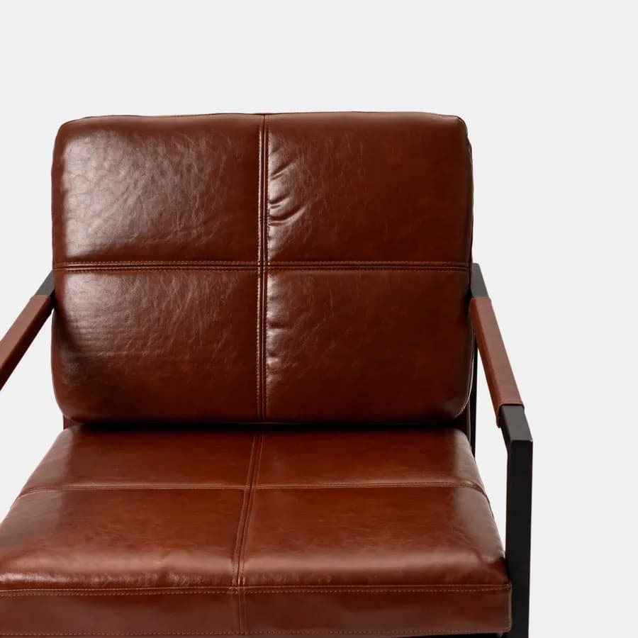 Poltrona in similpelle cognac con struttura in metallo nero - Dudley