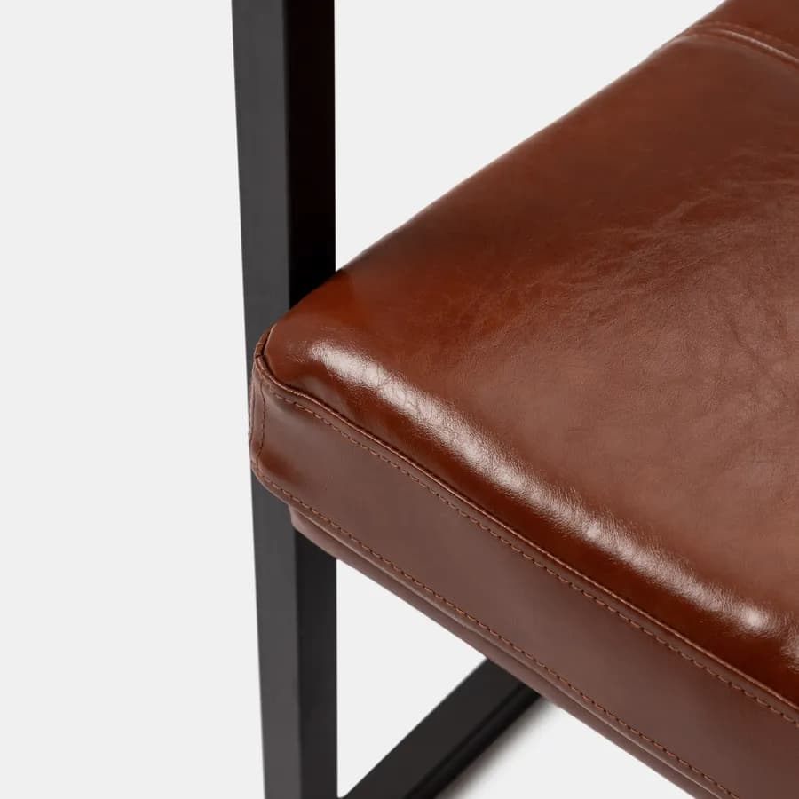 Poltrona in similpelle cognac con struttura in metallo nero - Dudley
