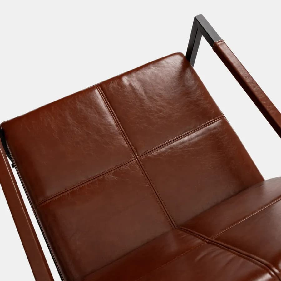 Poltrona in similpelle cognac con struttura in metallo nero - Dudley