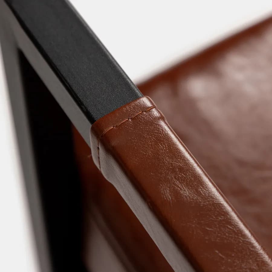 Poltrona in similpelle cognac con struttura in metallo nero - Dudley