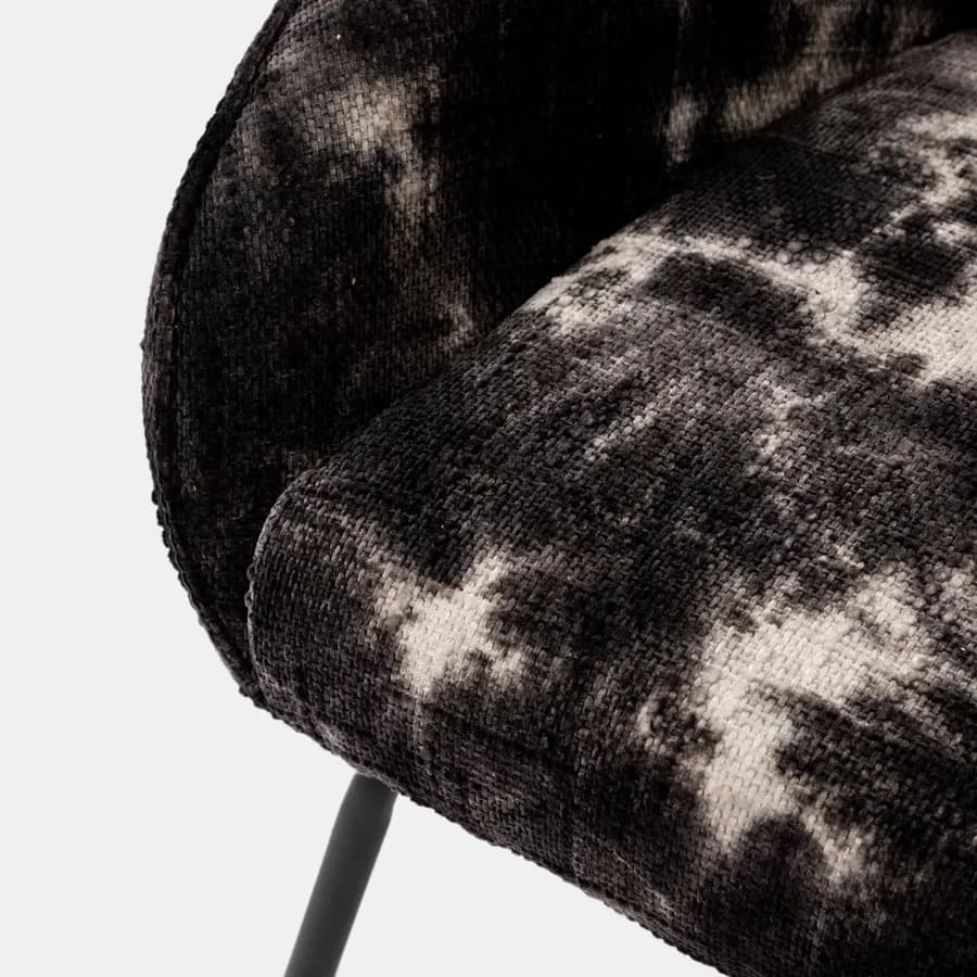Poltrona in tessuto tie dye nero con gambe in metallo nero - Abika