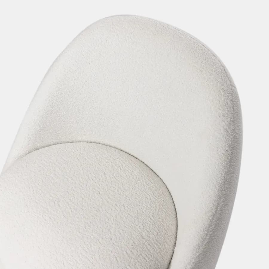 Poltrona in tessuto teddy bianco con schienale a guscio - Maved