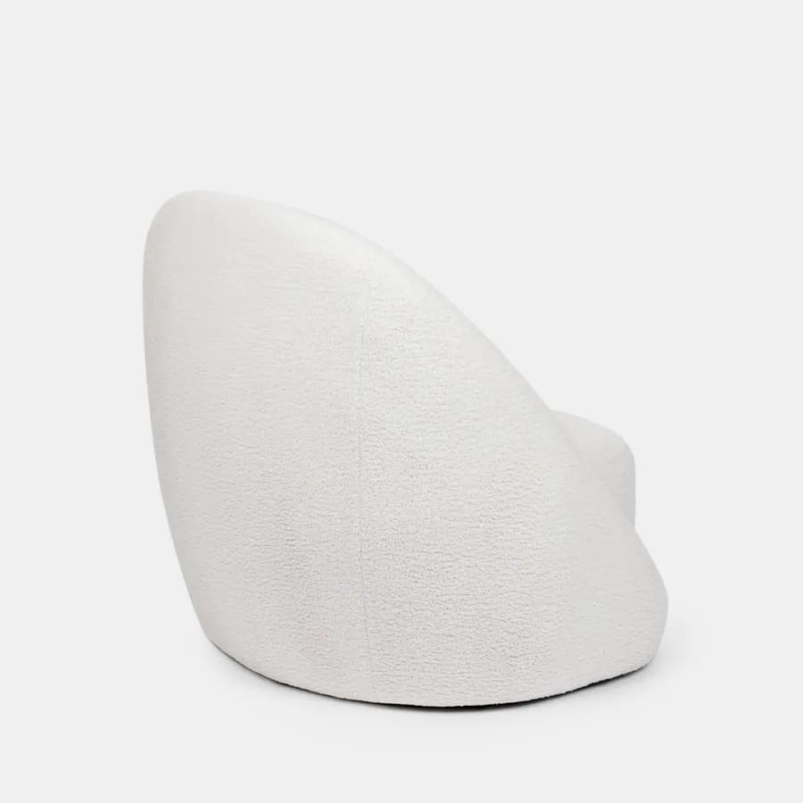 Poltrona in tessuto teddy bianco con schienale a guscio - Maved