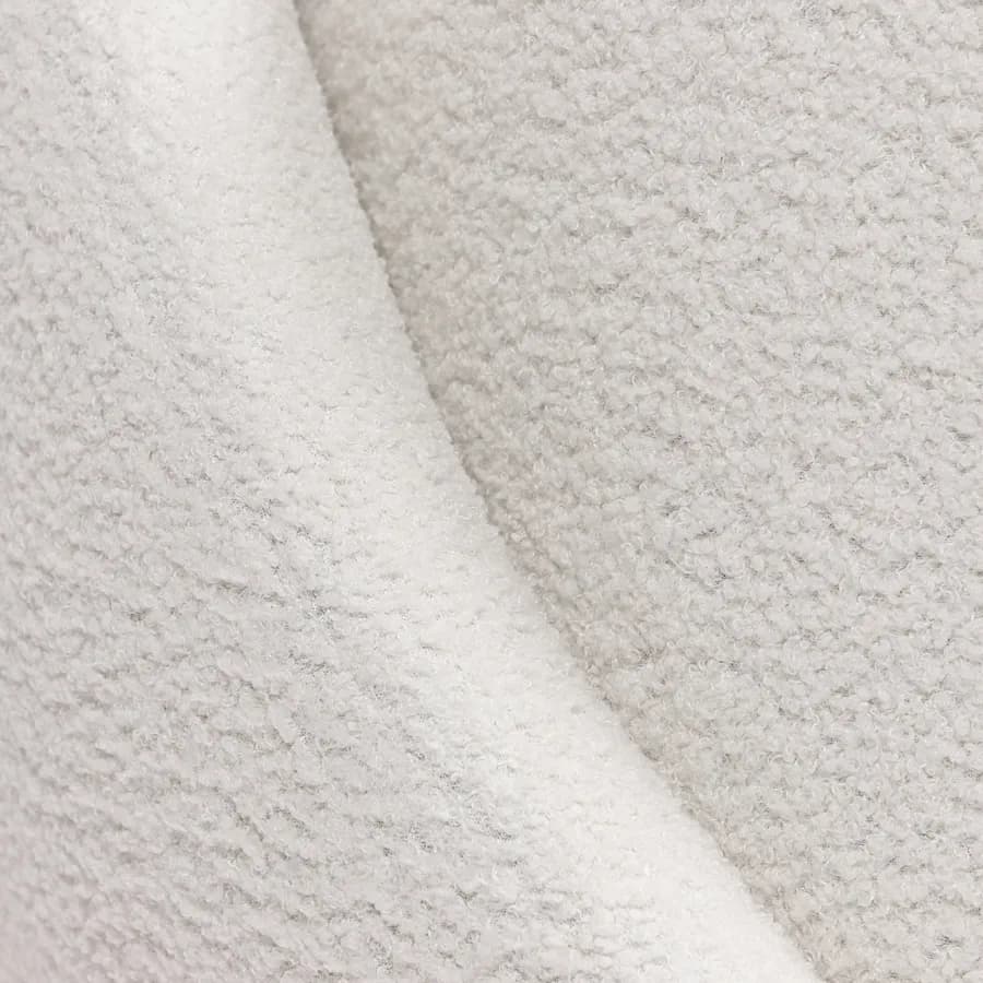 Poltrona in tessuto teddy bianco con schienale a guscio - Maved