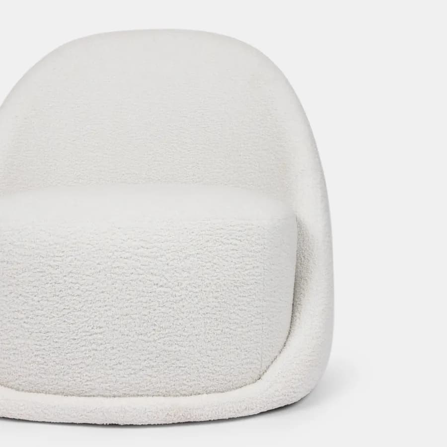 Poltrona in tessuto teddy bianco con schienale a guscio - Maved