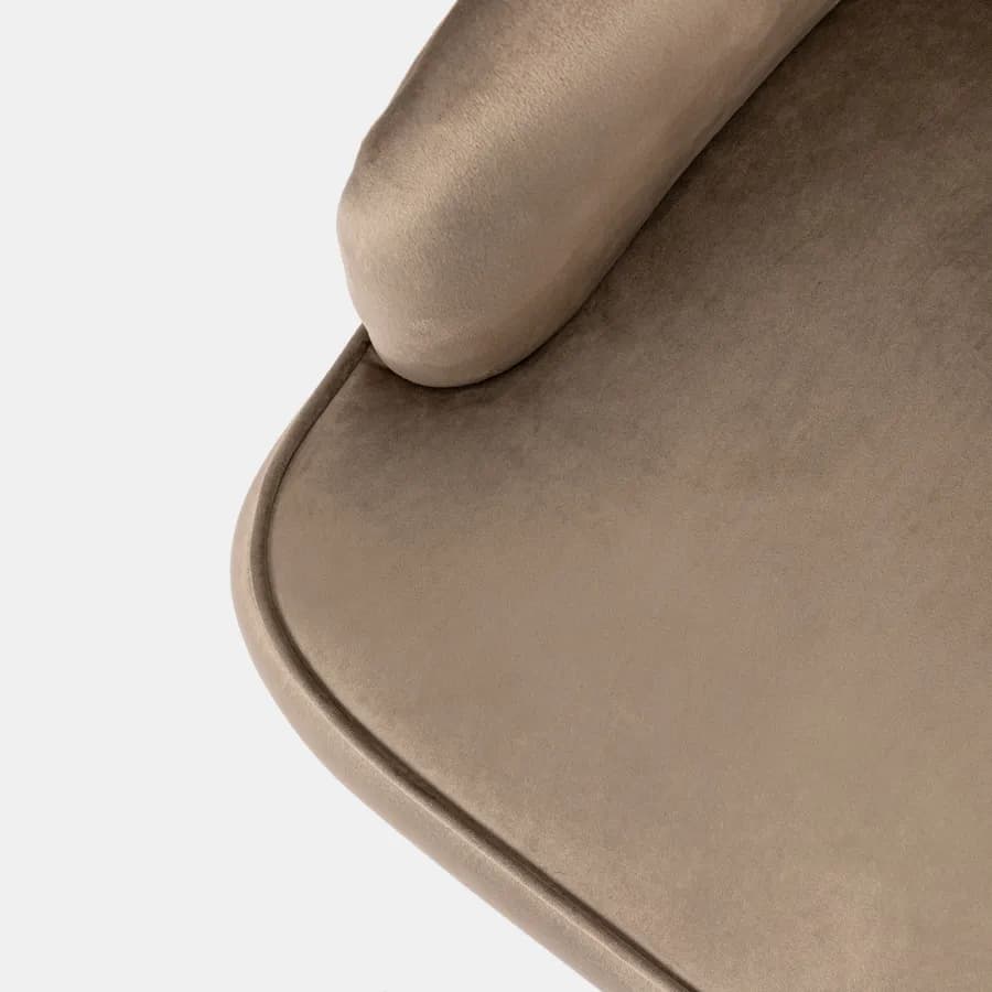 Poltrona in velluto cioccolato con gambe in legno - Elenor
